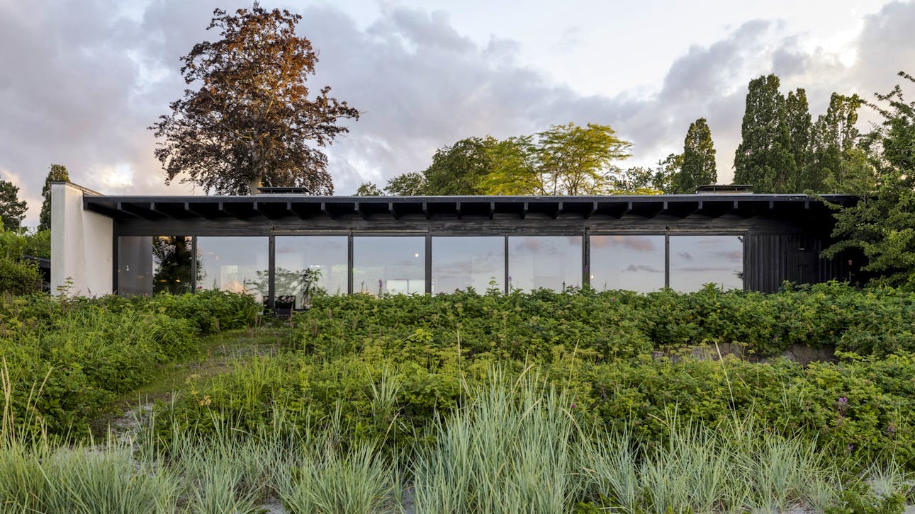 Huset ligger helt ned til vandet ved Rungsted Kyst.