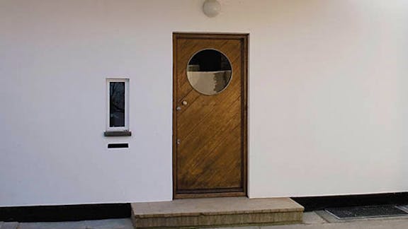 Hoveddøren med det maritime koøje og nøglehullet, som bryder dørkarmen.