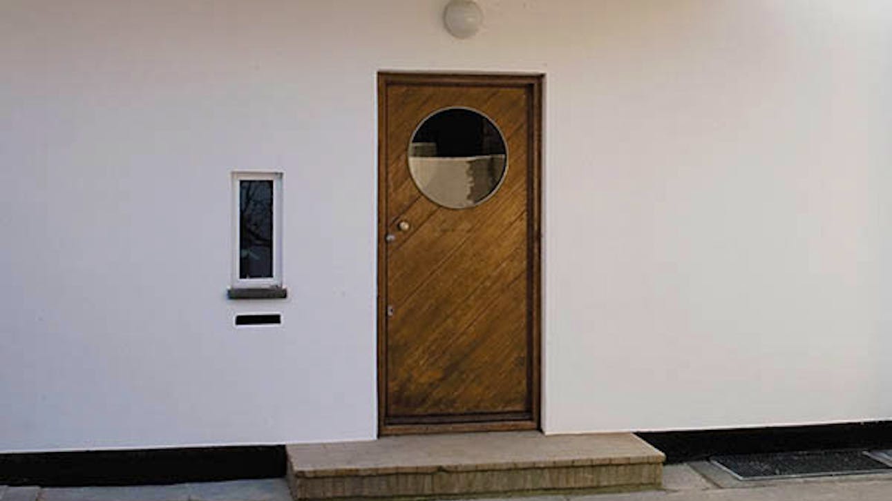 Hoveddøren med det maritime koøje og nøglehullet, som bryder dørkarmen.