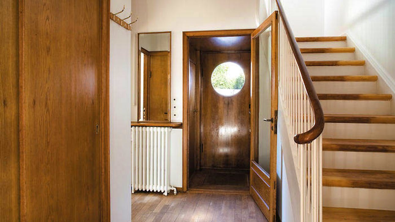 Entré med en traditionel trappe fører op til anden sal.