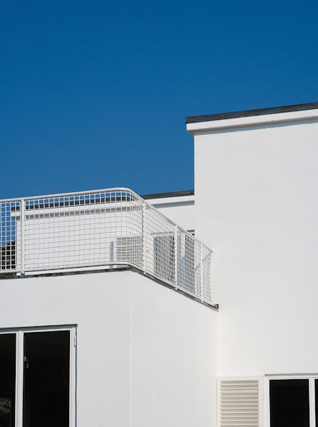 Detalje af sydfacaden på Arne Jacobsens hus med stål gelænder på balkonen. 