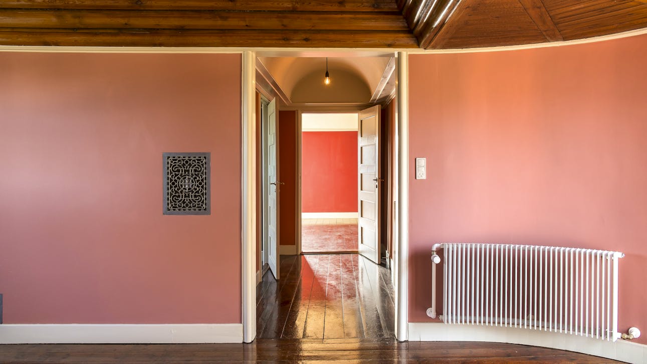 På første sal ligger morgenstuen, som ligesom husets spisestue er præget af det karakteristiske træloft.