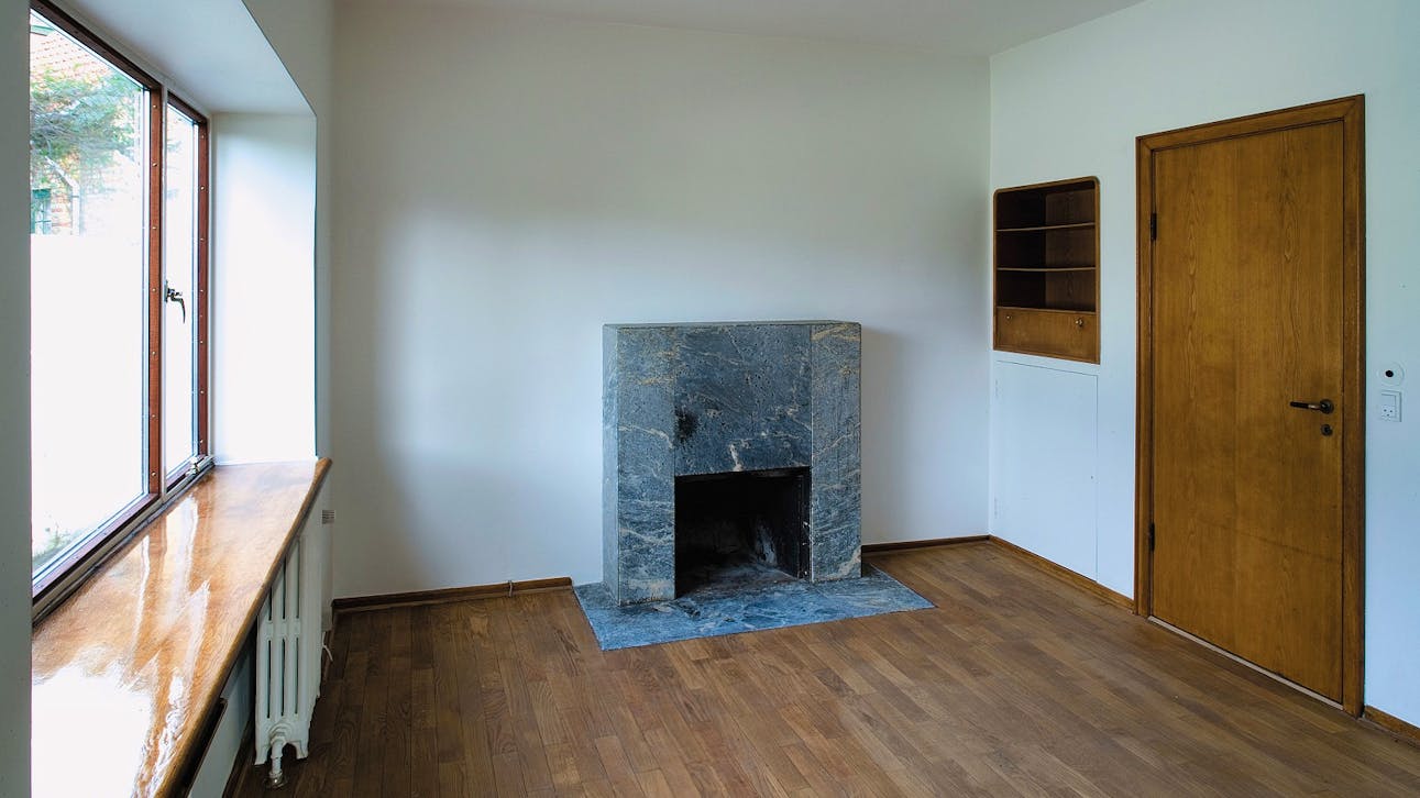 Herreværelset med en pejs i grønlandsk marmor.