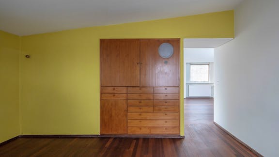 Arne Jacobsens atelier med en radio og et højttalerskab i oregon pine, designet specifikt til huset