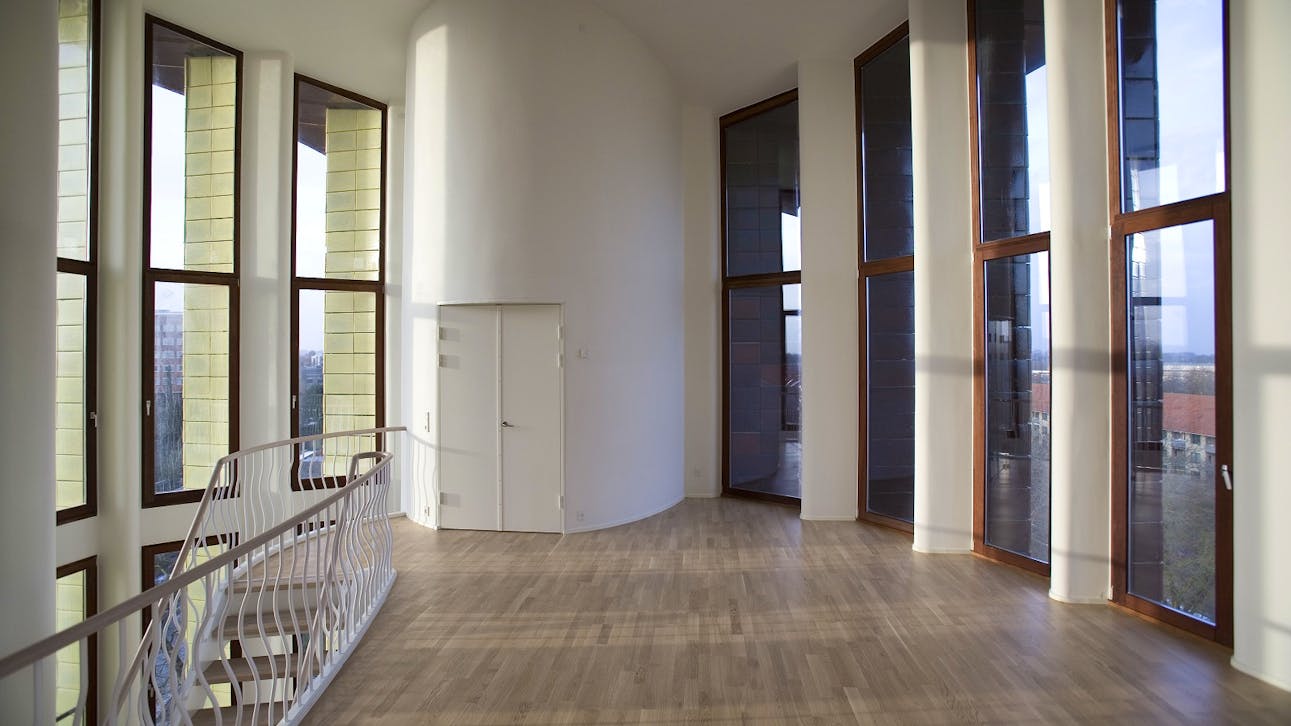 Den største lejlighed i Bispebjerg Bakke er i tre etager, og fra de øverste etager er der en fantastisk udsigt over byen.