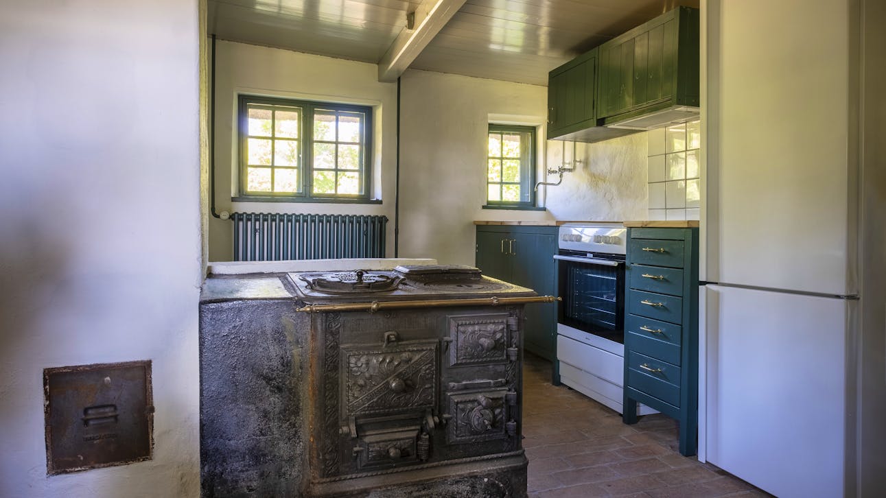 Det nyindrettede køkken med Stines gamle jernkomfur.