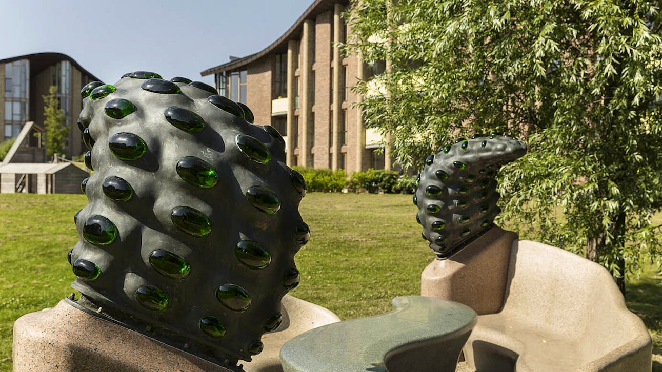 Skulpturerne ved Bispebjerg Bakke fungerer både som kunst og møbler. 