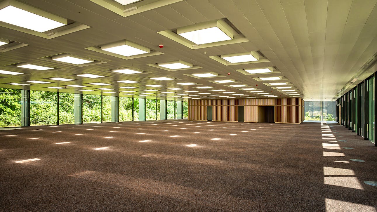 Storrum i Glasalstrup med centralt placeret kerne i trælameller.