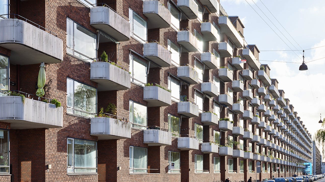 Facaderækken med de karakteristiske hvide altaner langs Vester Søgade.