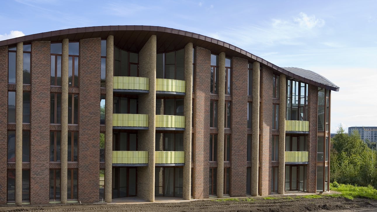 Det store bølgende tag var en stor opgave for både arkitekter og håndværkere.