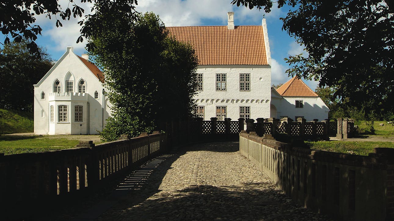 Udsigten fra ladegårdsanlægget, når man kommer til den snoede bro foran borgen.