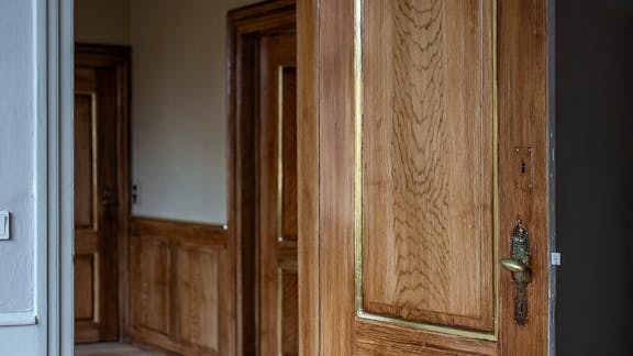 Ådrede døre med forgyldt kant i Marcussens Gård.