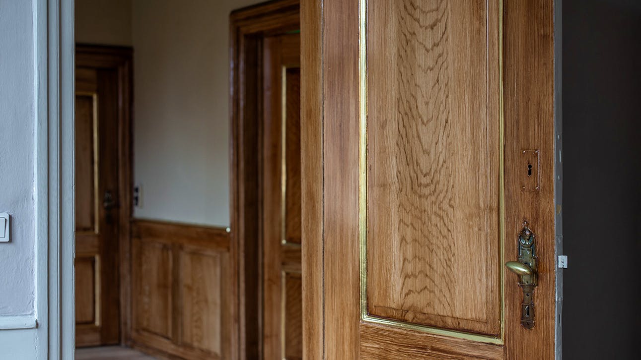 Ådrede døre med forgyldt kant i Marcussens Gård.