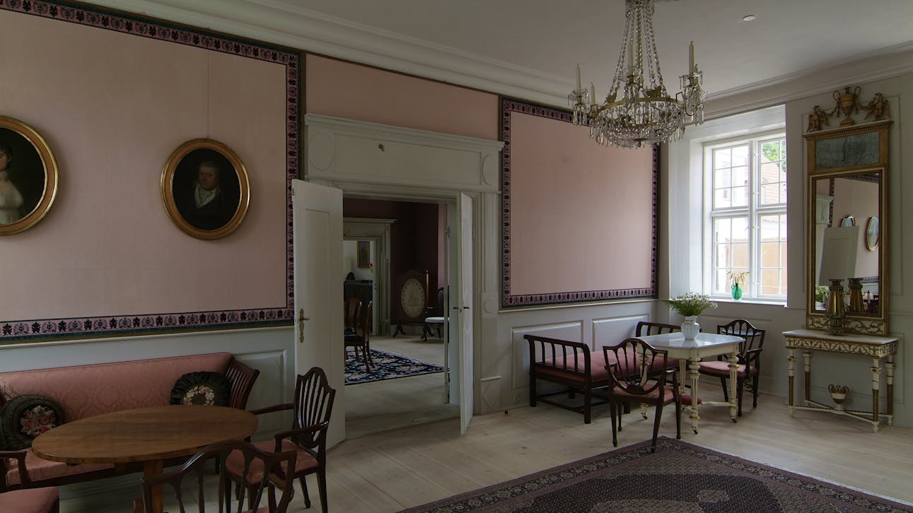 Under flere lag tapet i empirestuen på Nørre Vosborg sad det originale velourtapet fra Frankrig fra 1802. I dag pryder tapetet igen stuen.