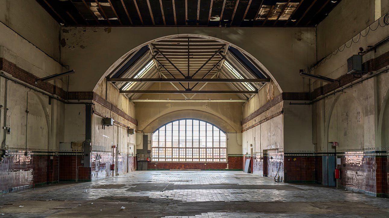 Den oprindelige maskinhal i Rønne Gl. Elværk og Badeanstalt før restaurering – januar 2025.