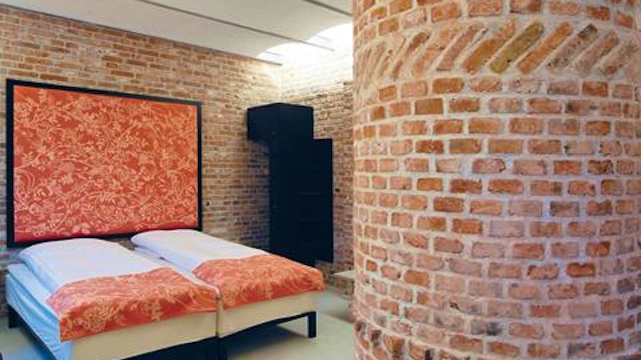 Værelse i de gamle staldlænger på Hindsgavl Slot, designet af Exners Tegnestue.