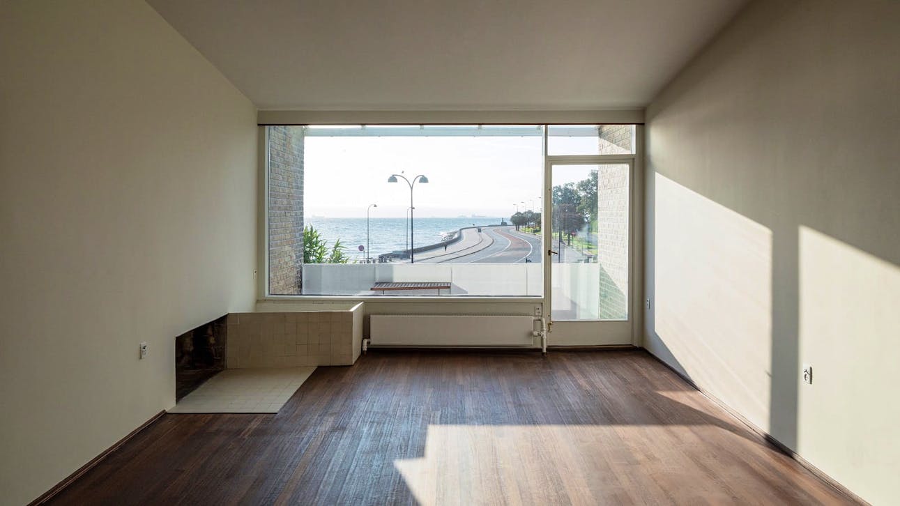 Stuen i Arne Jacobsens eget hus i Klampenborg med udsigt til Strandvejen