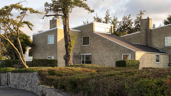Facade af Arne Jacobsens eget hus i Klampenborg