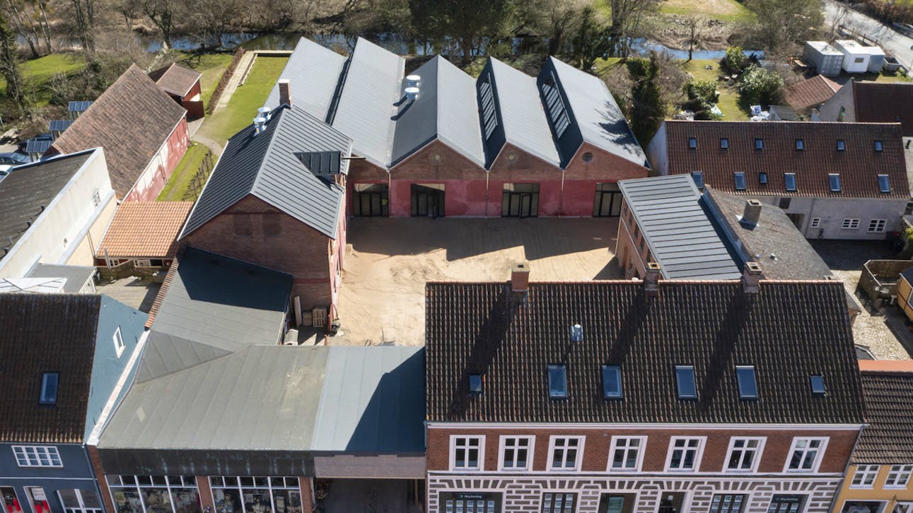 Hele ejendommen set fra luften. 