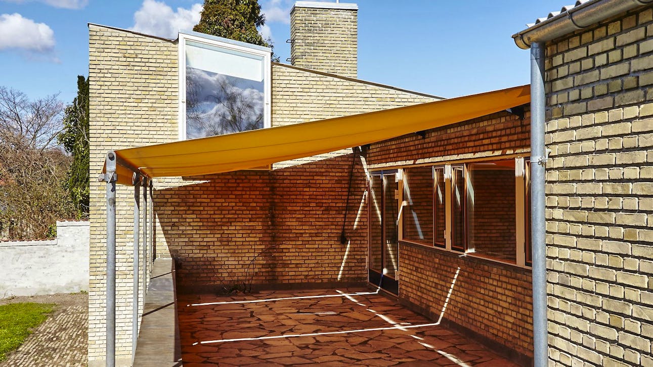 Terrassen er belagt med natursten og kan overdækkes af en fem meter bred markise, som blev monteret i 1956 i anledning af Jørgen Varmings 50-års fødselsdag.