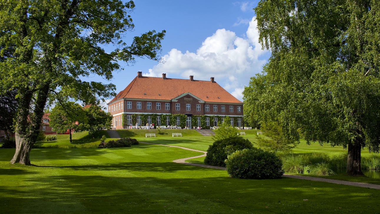 Hindsgavl Slot er omgivet af en romantisk slotspark med snoede stier, gamle træer og små lysthuse.