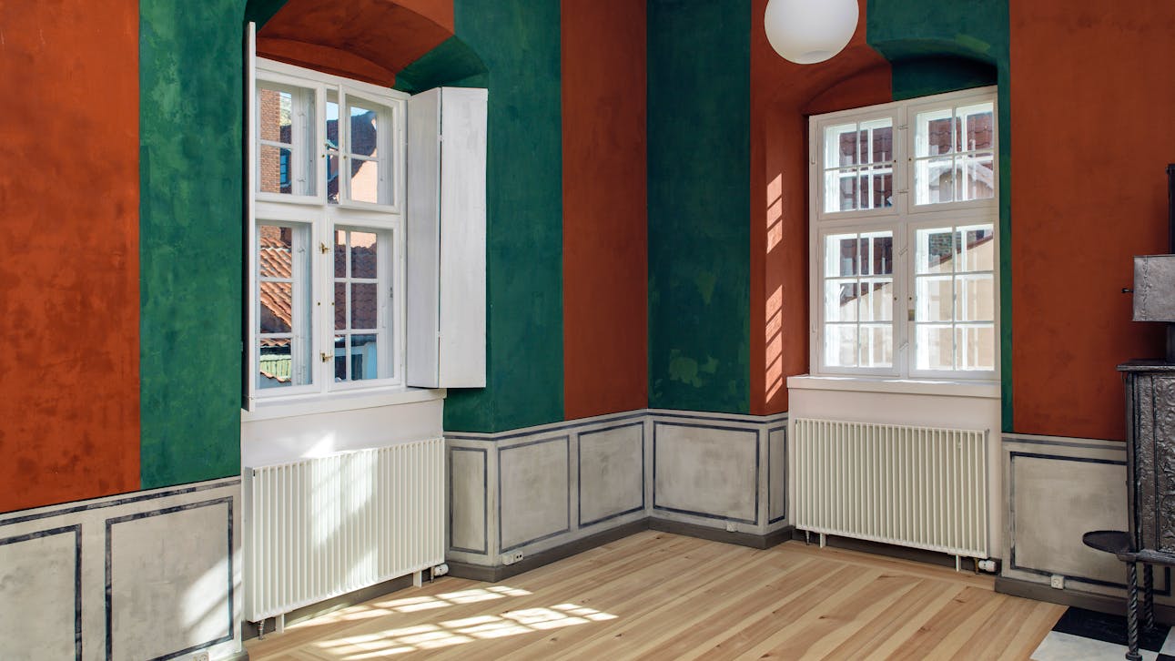 De grønne og røde striber kaldes bander. Det er en malestil, som var på mode omkring år 1700.