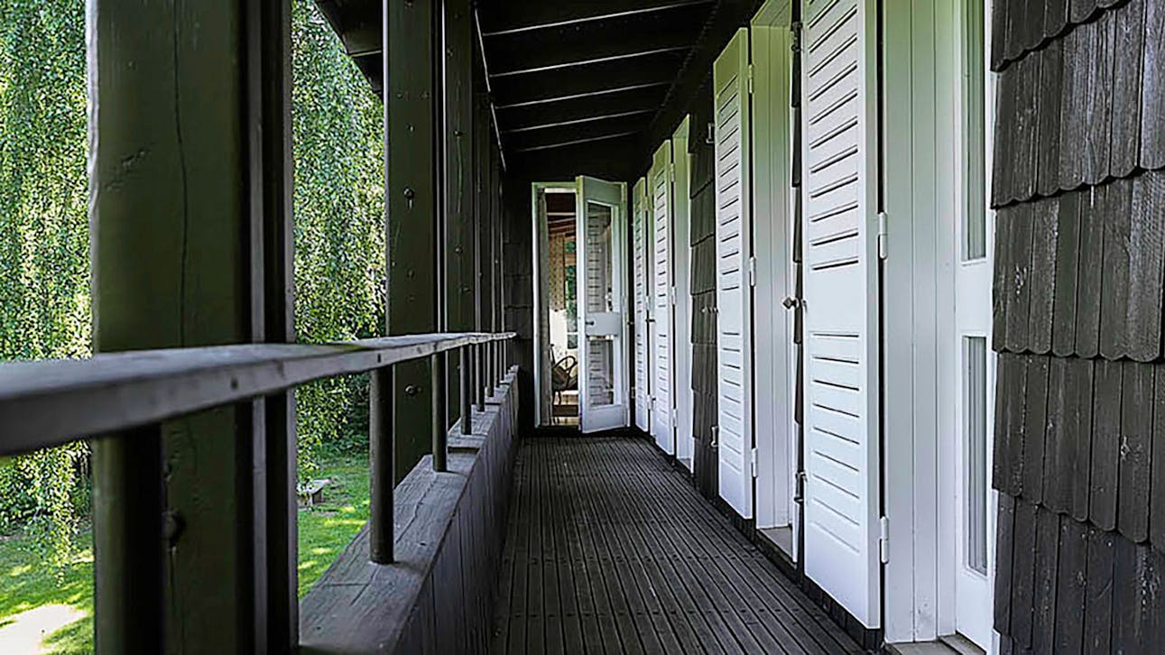 Svalegangen på førstesal. De hvide døre fører ind til børne- og soveværelser. Døren for enden fører til stuen.