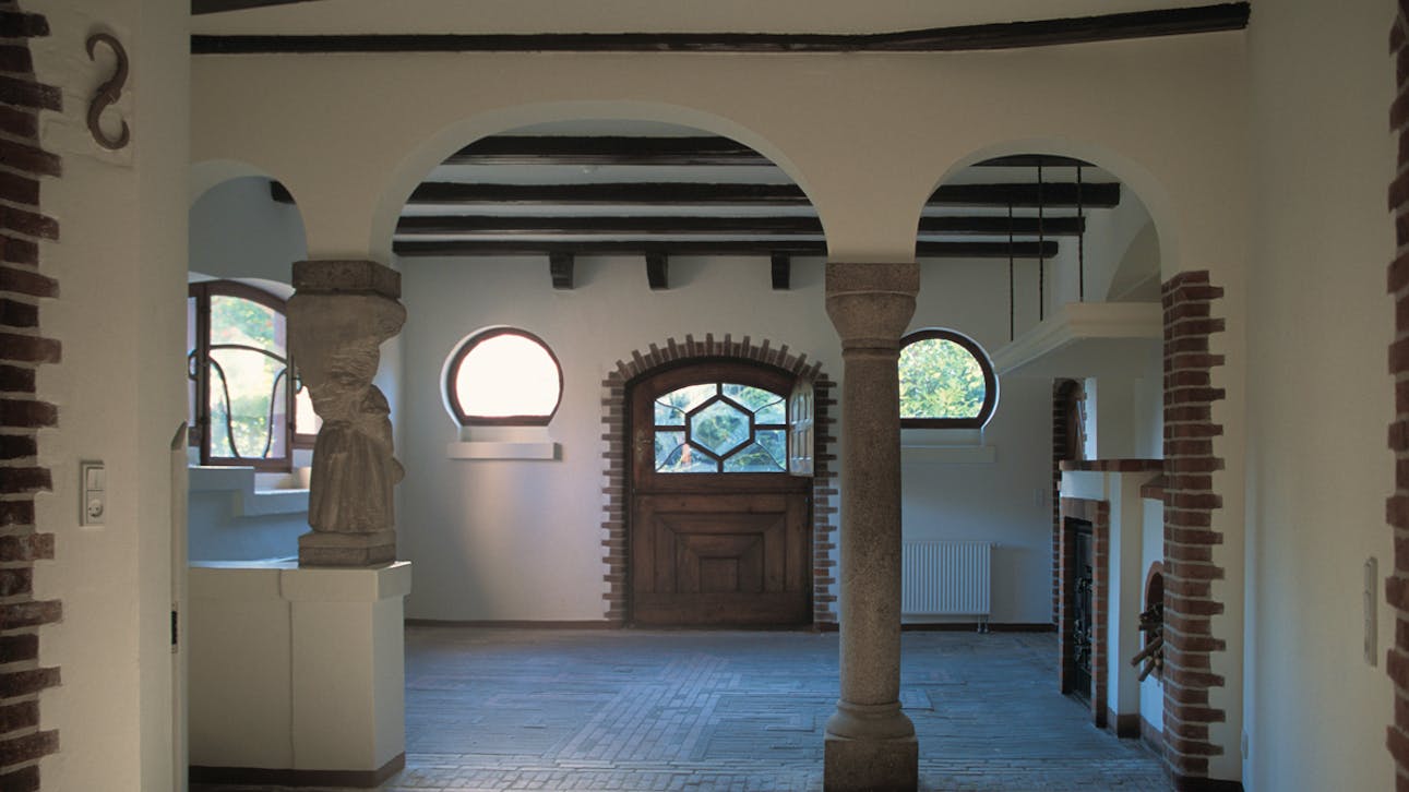 Det franske landkøkken i J. F. Willumsens ateliervilla med den store todelte dør, som giver adgang til et forsænket opholdsareal i haven.